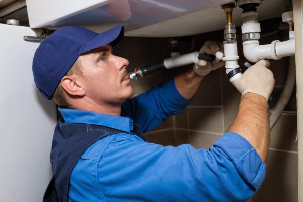 man-is-working-pipe-sink Large